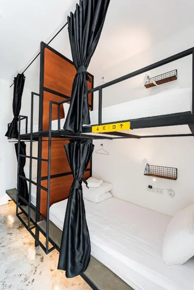 Bett im Frauenschlafsaal mit 4 Betten — Book a Bed Poshtel