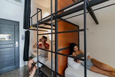 Vierbettzimmer mit Bad — Book a Bed Poshtel